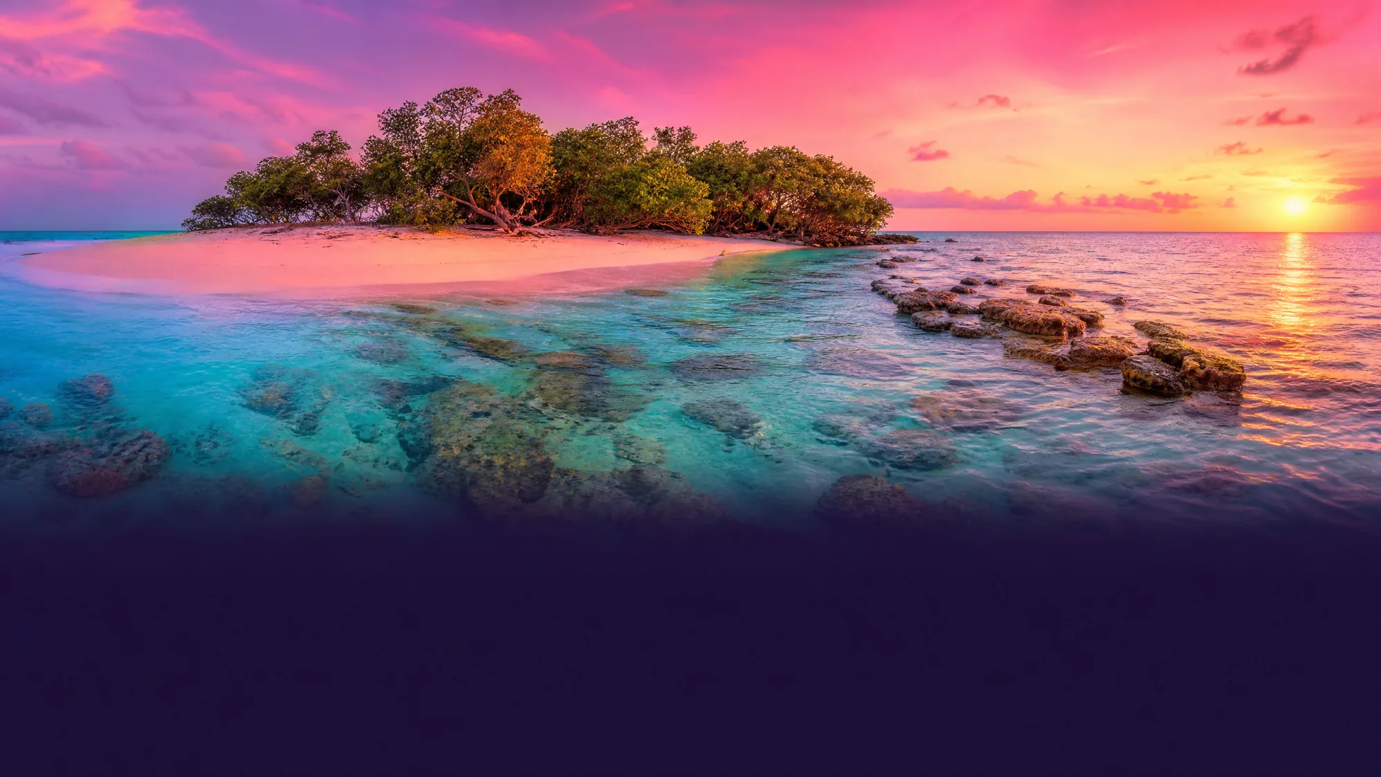 Cayo Arena ist eine Korallensandbank vor der Küste von Punta Rucia. Besucher kommen wegen der flachen Schnorchelriffe und der Mangrovenbootsfahrten.