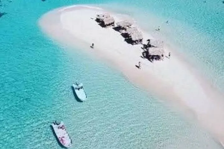 Luchtfoto van een kleine zandbank met boten en helderblauw water